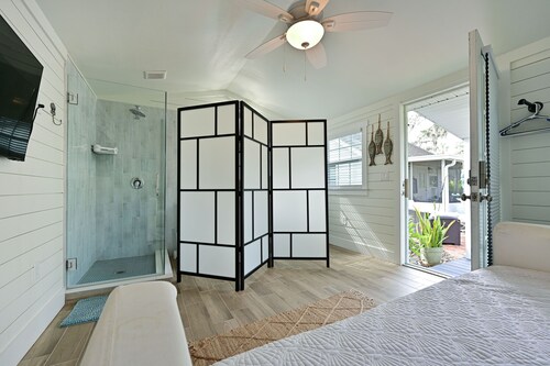 Historic 1930s Cottage + Heated Pool + 12mi to beaches & 1 mi to downtown