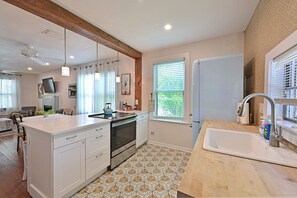 Coffee/tea maker, fridge, microwave, oven