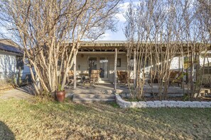 Terrace/patio - Cozy home with great back patio, and only 1 mile from the Expo Square! (Tulsa)