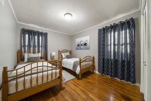 3 bedrooms, travel crib, free WiFi, bed sheets - Cozy home with great back patio, and only 1 mile from the Expo Square! (Tulsa)
