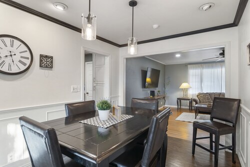 Cozy home with great back patio, and only 1 mile from the Expo Square!