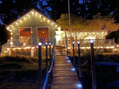 Relaxing Getaway Lake Cabin with Pristine Views