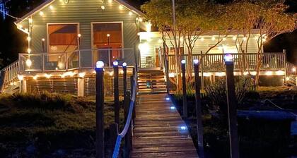 Relaxing Getaway Lake Cabin with Pristine Views