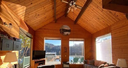 Relaxing Getaway Lake Cabin with Pristine Views