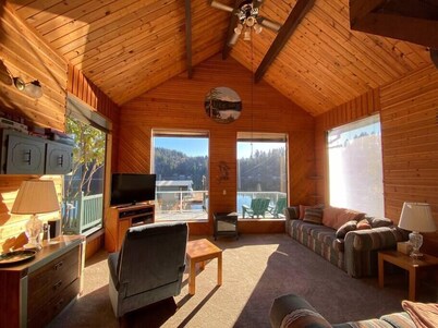 Relaxing Getaway Lake Cabin with Pristine Views