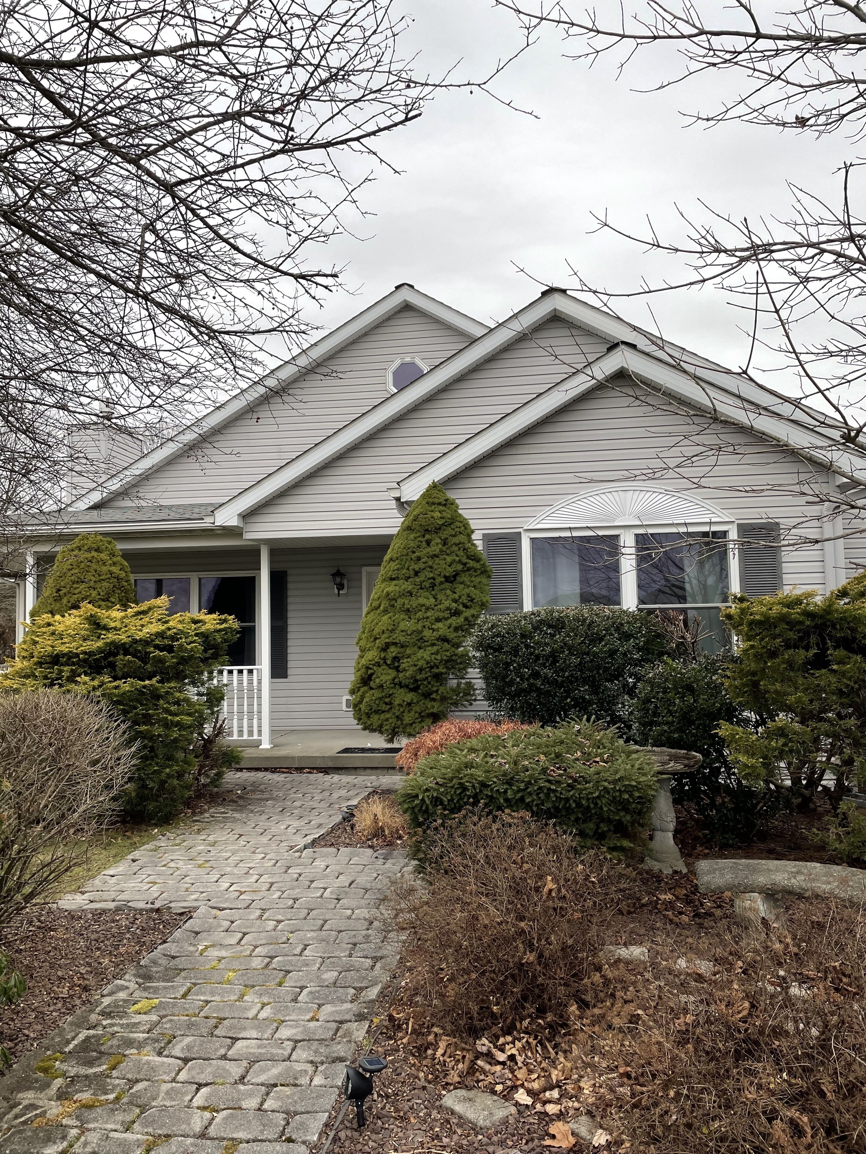 Quiet cottage with gas burning fireplace and spacious layout