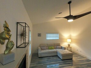 Smart TV, fireplace, table tennis, smart speakers - Luxury Smart Home in Cape Coral Filtered Water 💦 With Reverse Osmosis (Cape Coral)