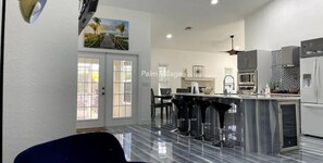 Fridge, microwave, oven, stovetop - Luxury Smart Home in Cape Coral Filtered Water 💦 With Reverse Osmosis (Cape Coral)