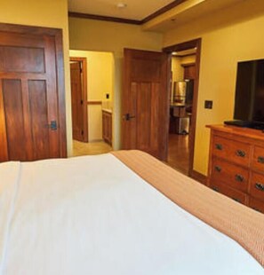 3 bedrooms, in-room safe, iron/ironing board, free WiFi