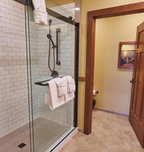Combined shower/bathtub, jetted bath, hair dryer, towels