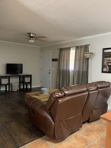 Nice 2/1 brick house, 2 miles from Jackson Hill boat launch