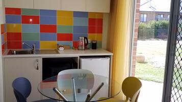 Frigorífico, microondas, cafetera o tetera y hervidor eléctrico