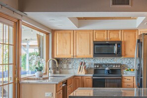 Frigorifero, microonde, forno, piano cottura