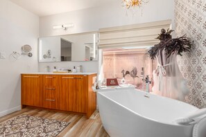 Badewanne, Haartrockner, Handtücher, Seife