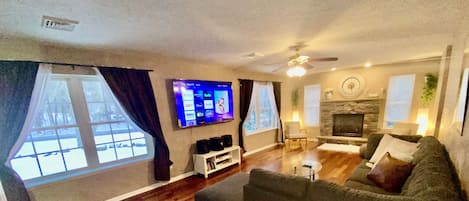 TV connectée, cheminée, jeux vidéo, lecteur de DVD