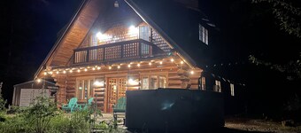 Private Log Cabin in the Woods - HOT TUB, BBQ, WIFI, GAZEBO, GAMING GARAGE