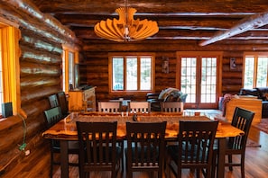 Dining - Private Log Cabin in the Woods - HOT TUB, BBQ, WIFI, GAZEBO, GAMING GARAGE (Deming)