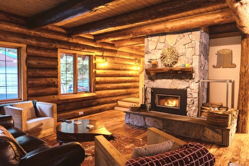 Private Log Cabin in the Woods - HOT TUB, BBQ, WIFI, GAZEBO, GAMING GARAGE