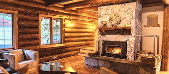 Private Log Cabin in the Woods - HOT TUB, BBQ, WIFI, GAZEBO, GAMING GARAGE