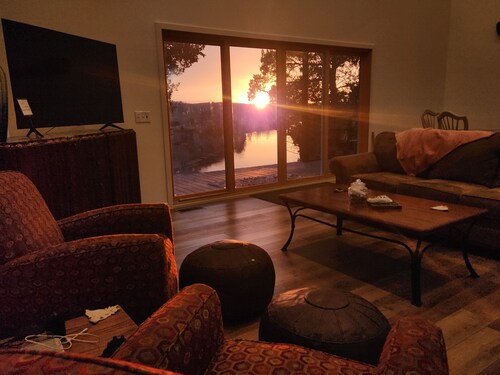 LG's over the White River- Spacious house with beautiful river & mountain views!