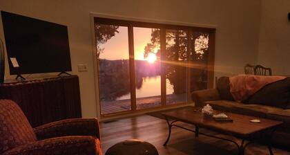 LG's over the White River- Spacious house with beautiful river & mountain views!