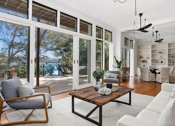 Smart TV, fireplace - Sydney’s Northern Beaches Waterfront Winter Escape - Avalon Beach- Clareville (Clareville)