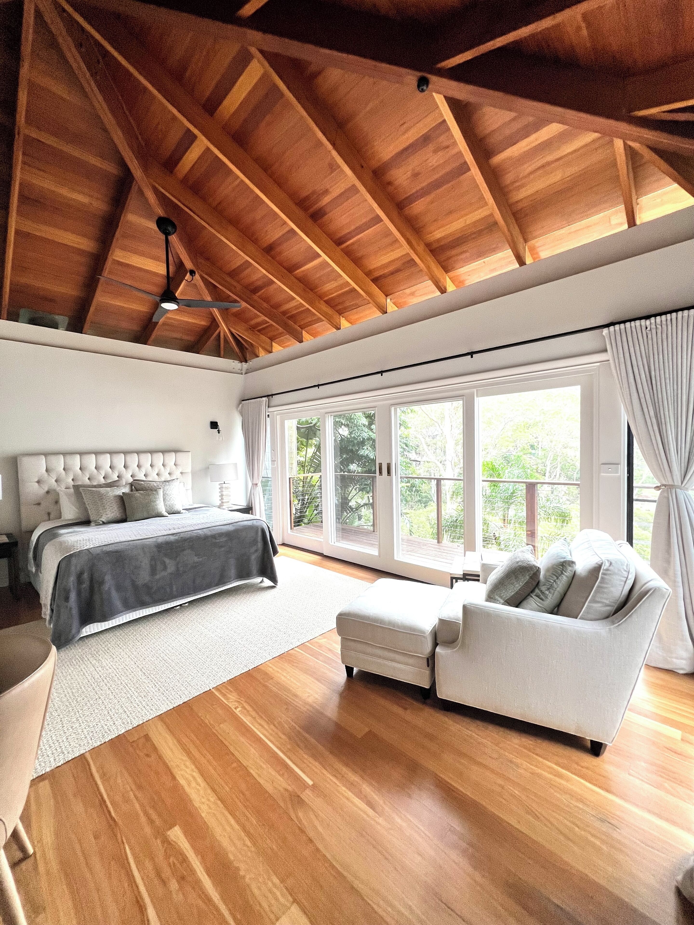 4 chambres, bureau, fer et planche à repasser, lit parapluie