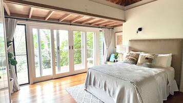 4 bedrooms, desk, iron/ironing board, travel cot