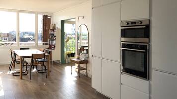 Réfrigérateur, micro-ondes, four, plaque de cuisson