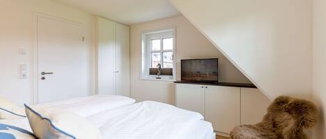 2 bedrooms, desk, WiFi, bed sheets