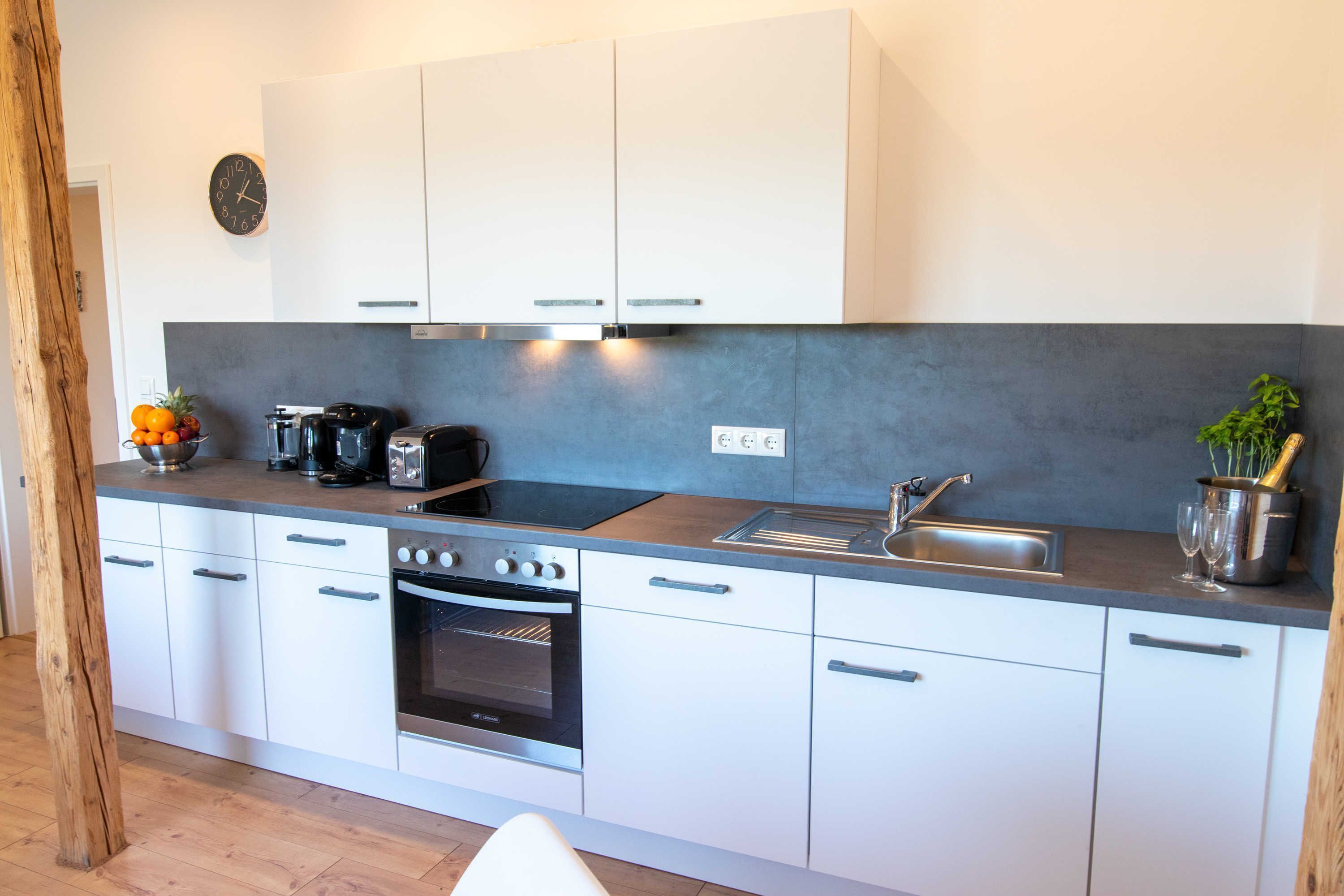 Kühlschrank, Ofen, Geschirrspüler, Hochstuhl