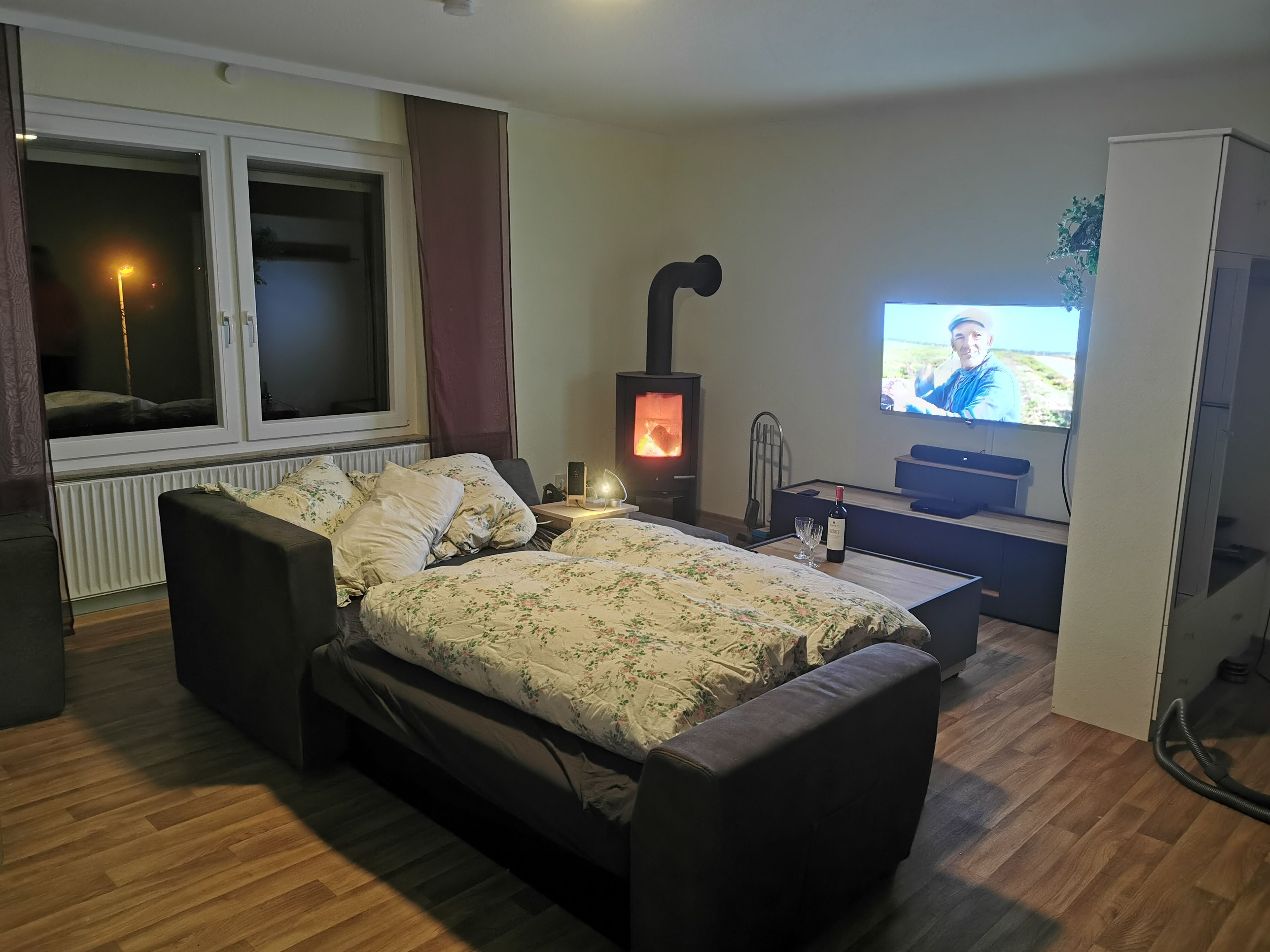 Smart TV, fireplace, DVD player
