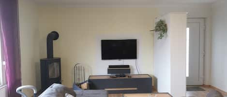 Smart TV, fireplace, DVD player