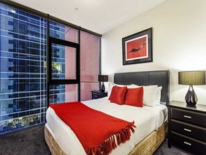 2 chambres, coffres-forts dans les chambres, bureau