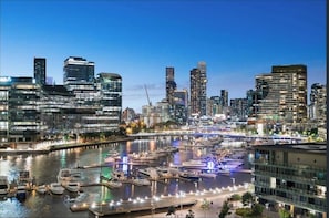 Una marina sul lungomare con edifici moderni e imbarcazioni ormeggiate.