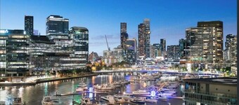 Lovely Waterfront Apartment with Swimming Pool and Gym in the heart of Docklands