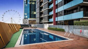 Una piscina al aire libre