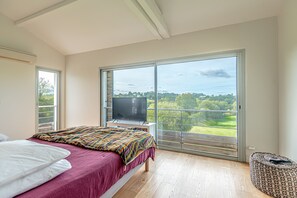 4 عدّة غرف نوم ومكواة/لوح كي وواي فاي وملاءات أسرّة