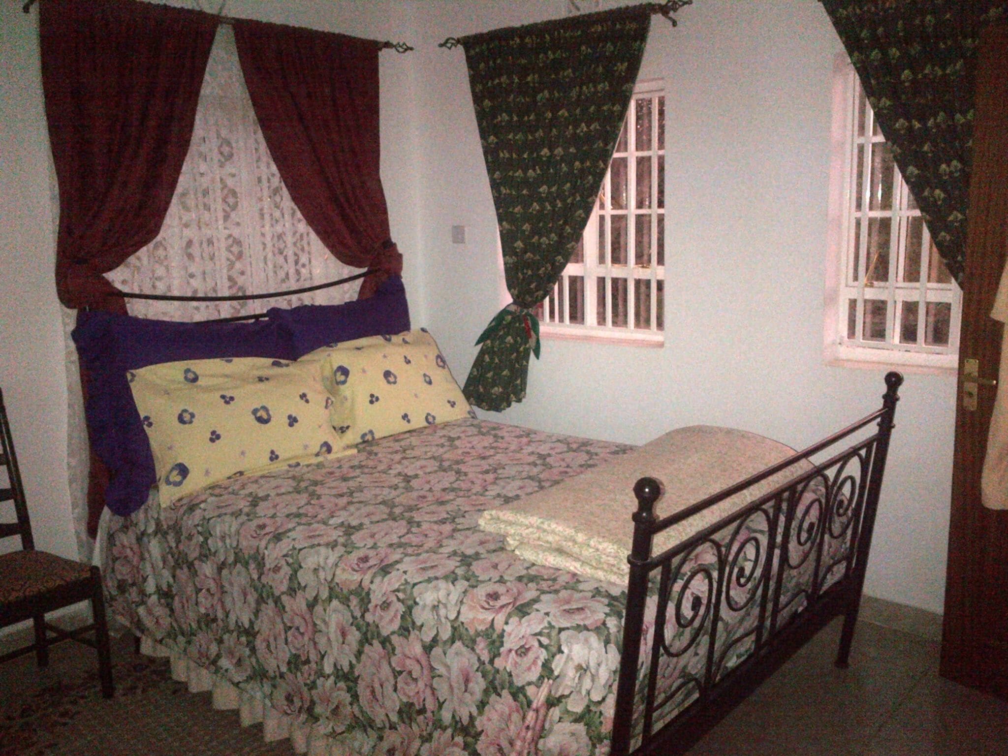 2 soverom, skrivebord, reiseseng for barn og wi-fi (inkludert)