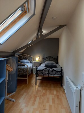 2 bedrooms, iron/ironing board, free WiFi, bed sheets - 2 minutes from the beach and Nausicaa - renovated fisherman's cottage (Boulogne-sur-Mer)