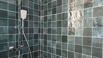 Douche, sĂšche-cheveux, serviettes fournies, papier toilette