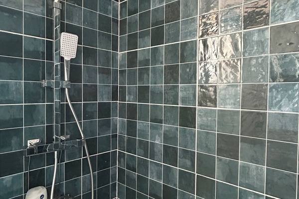 Douche, séchoir à cheveux, serviettes fournies, papier de toilette