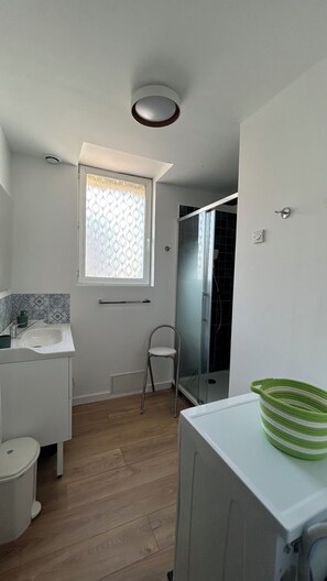 Shower, hair dryer, towels, toilet paper - 2 minutes from the beach and Nausicaa - renovated fisherman's cottage (Boulogne-sur-Mer)