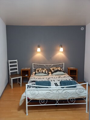 2 chambres, fer et planche à repasser, Wi-Fi gratuit, draps fournis