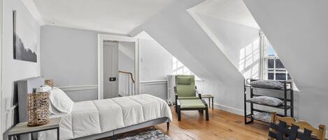 5 chambres, bureau, fer et planche à repasser, lit parapluie