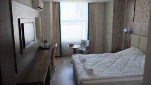 Espacio para trabajar con laptop, wifi gratis y ropa de cama 