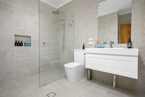 Badewanne, Handtücher, Seife, Toilettenpapier