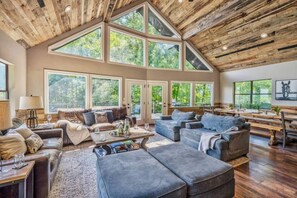 智能电视、壁炉、桌上足球