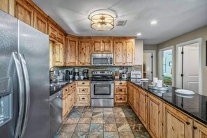 冰箱、微波炉、烤箱、炉灶