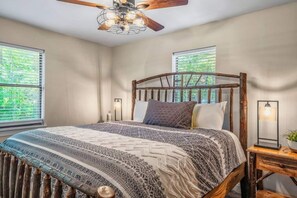 6 bedrooms, free WiFi, bed sheets - Luxurious Mountain Views Cabin w/ 6 Br + Hot Tub! (Gatlinburg)